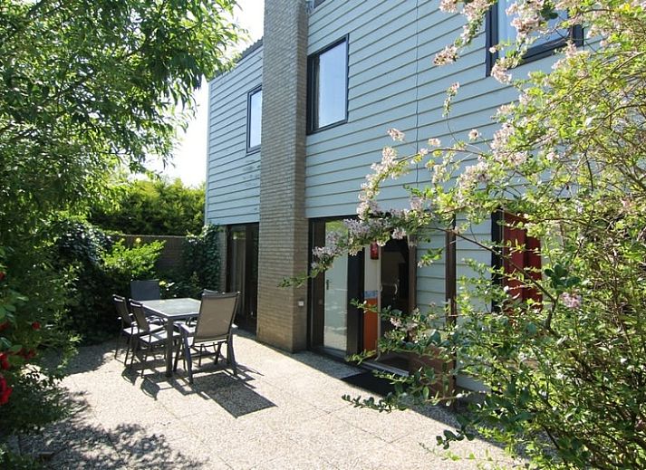 Vakantiehuis A 383 in De Cocksdorp, Texel met zonnige tuin en open terras, ideaal voor ontspanning op de Waddeneilanden.