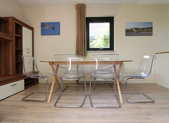 Vakantiehuis A 383 in De Cocksdorp, Texel biedt een serene tuin met terras, ideaal voor een ontspannen verblijf op de Waddeneilanden.