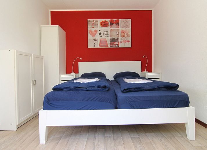 Vakantiehuis A 383 in De Cocksdorp, Texel biedt een serene tuin met terras, ideaal voor een ontspannen verblijf op de Waddeneilanden.