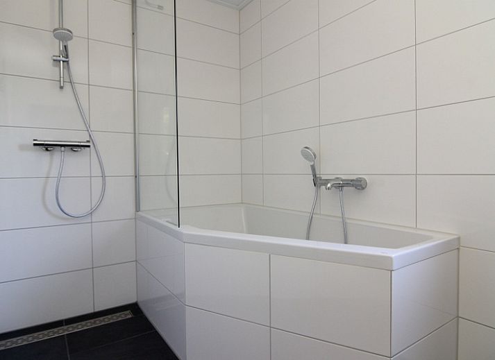 Vakantiehuis A 383 in De Cocksdorp, Texel biedt een serene tuin met terras, ideaal voor een ontspannen verblijf op de Waddeneilanden.