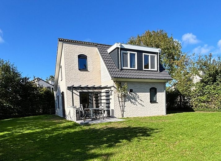 Vakantiehuis F 609 in De Cocksdorp, Texel, met moderne architectuur en zonnige tuin, ideaal voor een ontspannen verblijf op de Waddeneilanden.