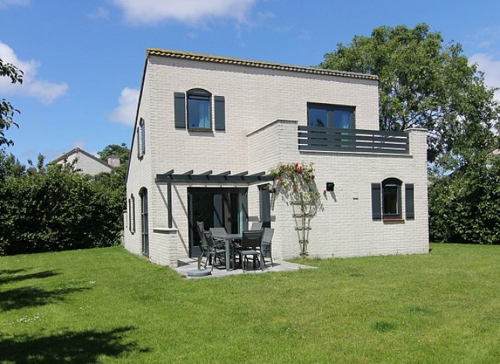 Vakantiehuis F 609 in De Cocksdorp, Texel, met moderne architectuur en zonnige tuin, ideaal voor een ontspannen verblijf op de Waddeneilanden.