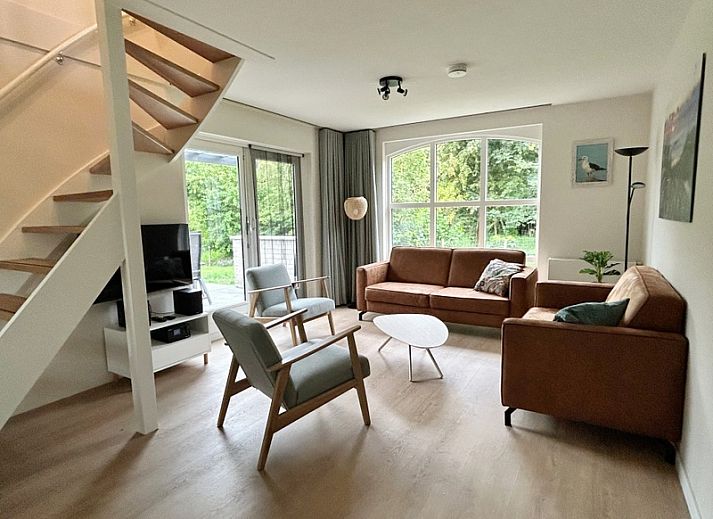 Vakantiehuis F 609 in De Cocksdorp, Texel, met moderne architectuur en omgeven door natuur, ideaal voor een ontspannen verblijf op de Waddeneilanden.