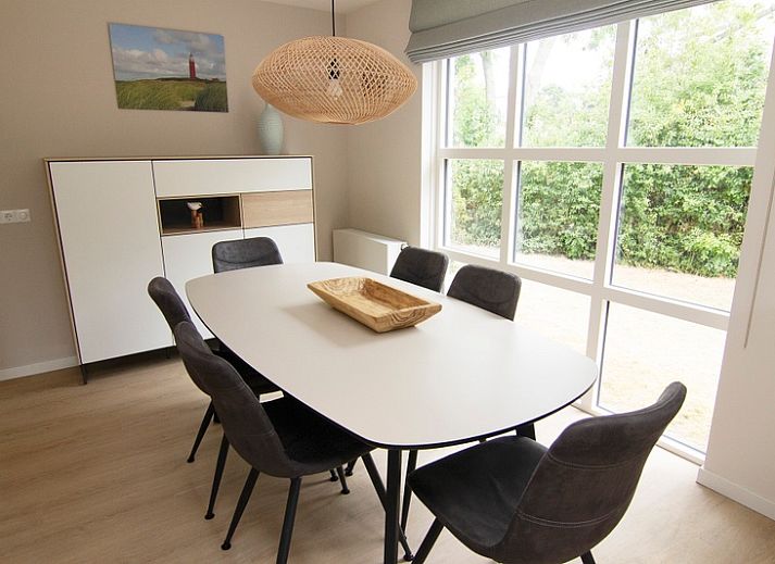 Vakantiehuis F 609 in De Cocksdorp, Texel, met moderne architectuur en omgeven door natuur, ideaal voor een ontspannen verblijf op de Waddeneilanden.
