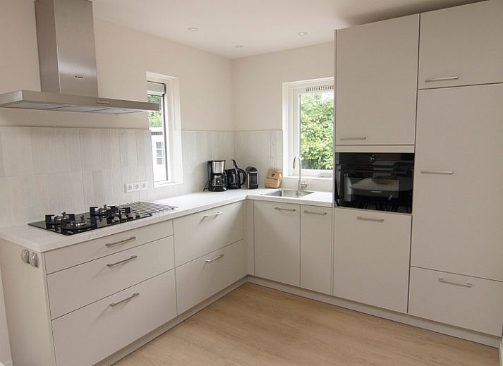 Vakantiehuis F 609 in De Cocksdorp, Texel, met moderne architectuur en omgeven door natuur, ideaal voor een ontspannen verblijf op de Waddeneilanden.