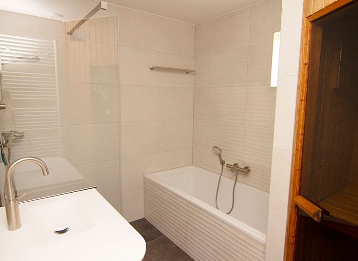 Vakantiehuis F 609 in De Cocksdorp, Texel biedt een zonnig terras en groene tuin voor een ontspannen verblijf op de Waddeneilanden.