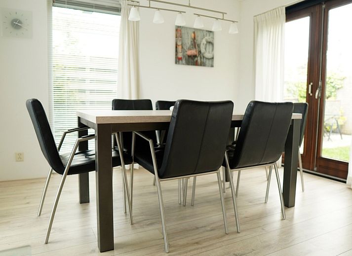 Vakantiehuis B 261 in De Cocksdorp, Texel biedt een charmante buitenkant met groene tuin en natuurlijke omgeving op de Waddeneilanden.