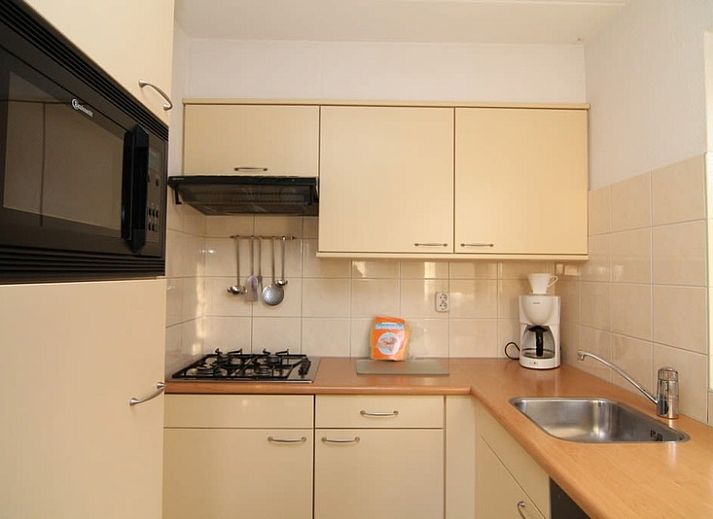 Vakantiehuis B 261 in De Cocksdorp, Texel biedt een charmante buitenkant met groene tuin en natuurlijke omgeving op de Waddeneilanden.