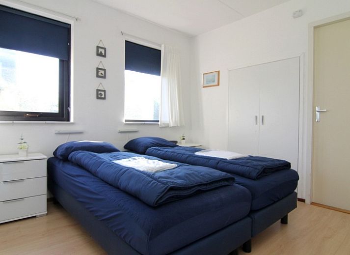 Vakantiehuis B 261 in De Cocksdorp, Texel biedt een charmante buitenkant met groene tuin en natuurlijke omgeving op de Waddeneilanden.