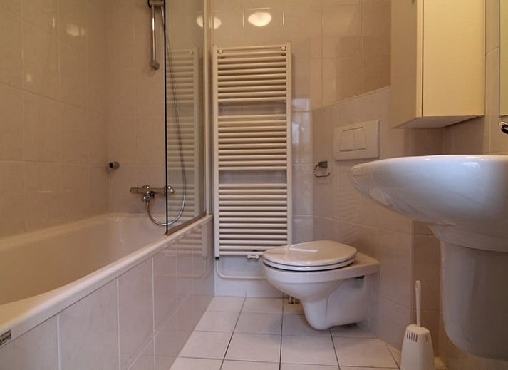 Vakantiehuis B 261 in De Cocksdorp, Texel biedt een charmante buitenkant met groene tuin en natuurlijke omgeving op de Waddeneilanden.