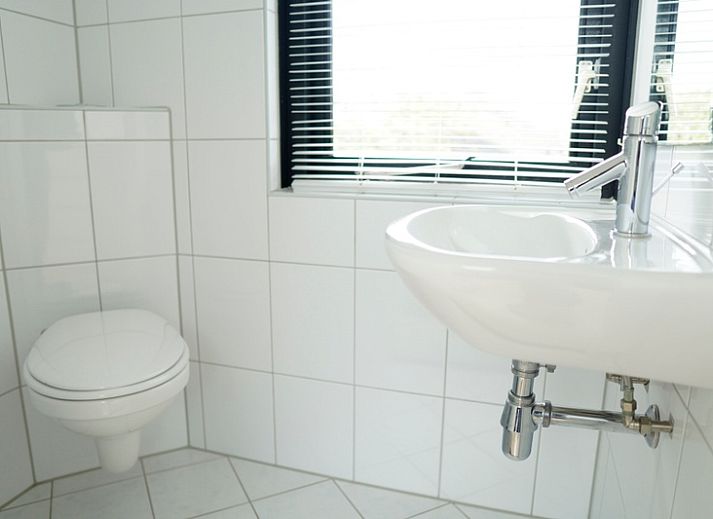 Vakantiehuis B 261 in De Cocksdorp, Texel, biedt een moderne en comfortabele accommodatie op de Waddeneilanden, omgeven door natuur.