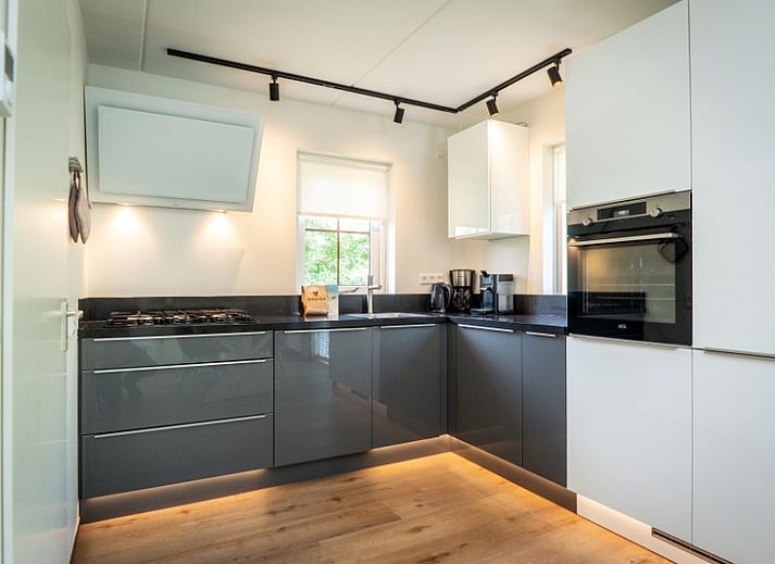 Vacation home F 549 in De Cocksdorp, Texel, offers a charming exterior with spacious garden and terrace, ideal for a relaxing stay on the Wadden Islands.