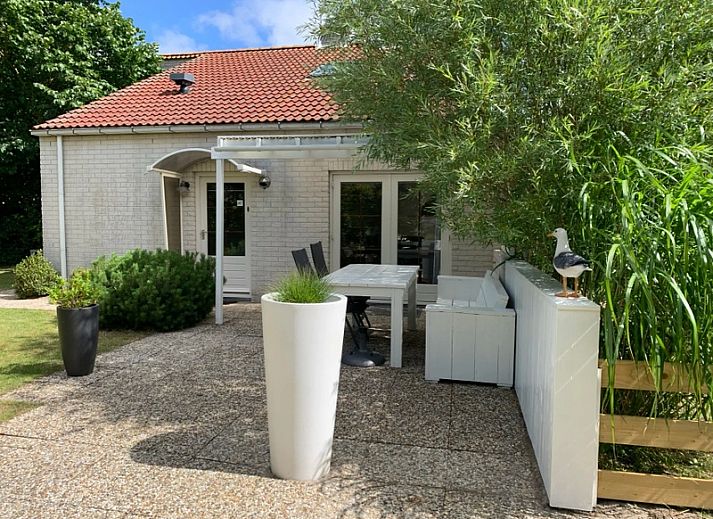 Geniet van het zonnige terras van Vakantiehuis D 585 in De Cocksdorp, Texel, een perfecte plek op de Waddeneilanden voor ontspanning.