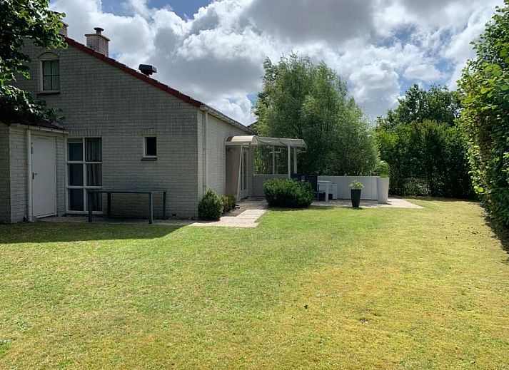 Geniet van het zonnige terras van Vakantiehuis D 585 in De Cocksdorp, Texel, een perfecte plek op de Waddeneilanden voor ontspanning.