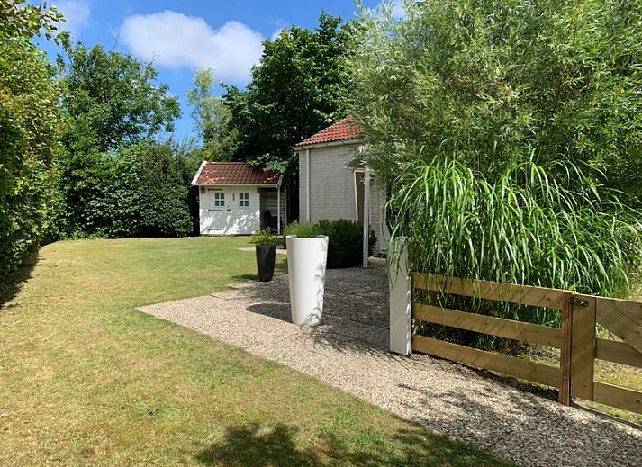 Geniet van het zonnige terras van Vakantiehuis D 585 in De Cocksdorp, Texel, een perfecte plek op de Waddeneilanden voor ontspanning.