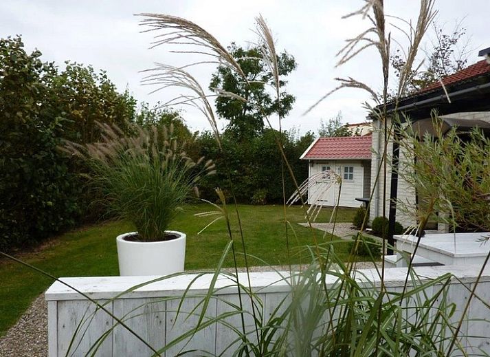 Geniet van het zonnige terras van Vakantiehuis D 585 in De Cocksdorp, Texel, een perfecte plek op de Waddeneilanden voor ontspanning.