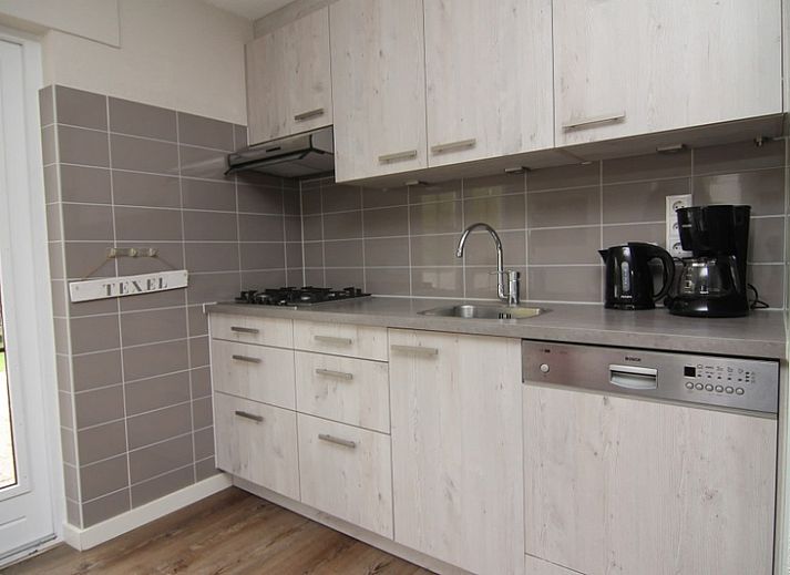 Geniet van de zonnige tuin van Vakantiehuis D 585, een charmant vakantiehuis in De Cocksdorp op Texel, Waddeneilanden.