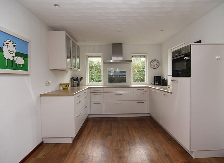 Vakantiehuis D 622 in De Cocksdorp, Texel, biedt een charmant verblijf met omheinde tuin en uitnodigend terras, ideaal voor een ontspannen vakantie.