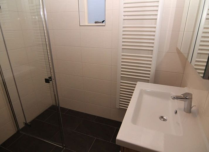 Vakantiehuis D 622 in De Cocksdorp, Texel, biedt een charmant verblijf met omheinde tuin en uitnodigend terras, ideaal voor een ontspannen vakantie.