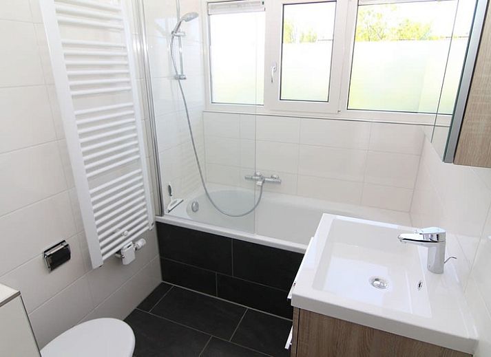 Vakantiehuis D 622 in De Cocksdorp, Texel biedt een charmant terras met tuinmeubilair, ideaal voor ontspanning op de Waddeneilanden.