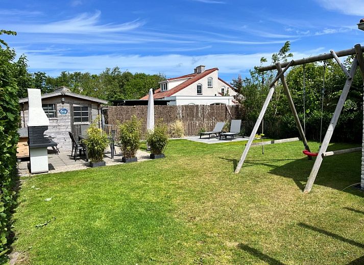 Vakantiehuis D 728 in De Cocksdorp, Texel, biedt een charmant terras en rustieke omgeving op de Waddeneilanden.