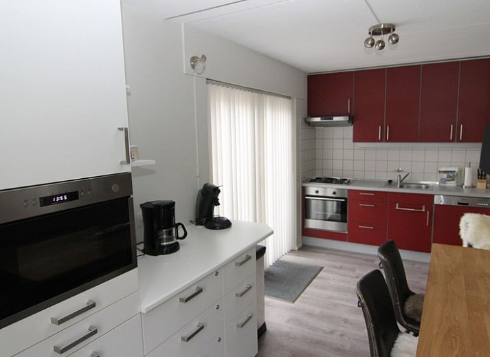 Vakantiehuis D 728 in De Cocksdorp op Texel biedt een charmant terras en serene omgeving voor een ontspannen verblijf op de Waddeneilanden.