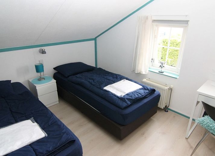 Geniet van de ruime tuin met schommel en terras bij Vakantiehuis D 728 in De Cocksdorp, Texel, ideaal voor ontspanning op de Waddeneilanden.