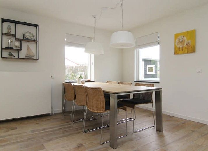 Das Ferienhaus D 748 in De Cocksdorp, Texel, bietet eine charmante Unterkunft mit einer sonnigen Terrasse und einem gruenen Garten, ideal fuer einen erholsamen Urlaub.