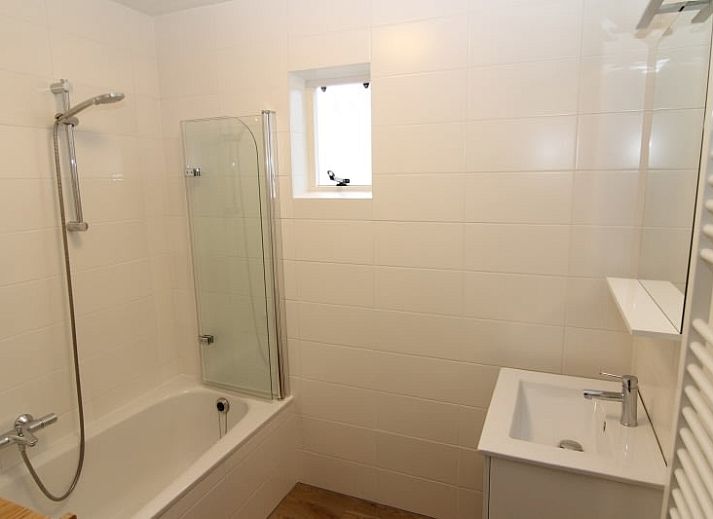 Das Ferienhaus D 748 in De Cocksdorp, Texel, bietet eine charmante Unterkunft mit einer sonnigen Terrasse und einem gruenen Garten, ideal fuer einen erholsamen Urlaub.