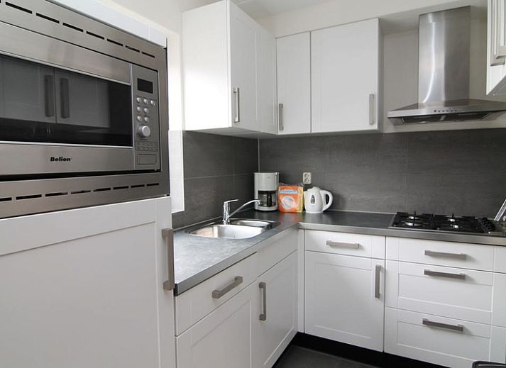 Vakantiehuis B 281 in De Cocksdorp, Texel, biedt een charmant verblijf op de Waddeneilanden met een zonnige buitenkant en groene omgeving.