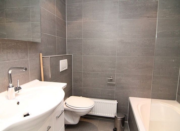 Vakantiehuis B 281 in De Cocksdorp, Texel, biedt een charmant verblijf op de Waddeneilanden met een zonnige buitenkant en groene omgeving.