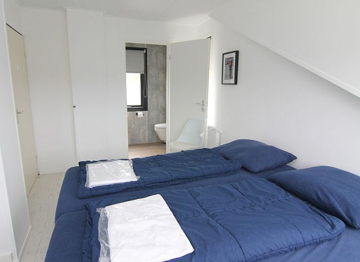 Vakantiehuis B 281 in De Cocksdorp, Texel, biedt een charmant verblijf op de Waddeneilanden met een zonnige buitenkant en groene omgeving.