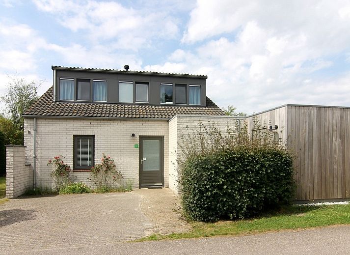 Das Ferienhaus F 767 in De Cocksdorp, Texel, bietet eine reizvolle Aussenansicht des Ferienhauses in idealer Lage auf den Watteninseln.