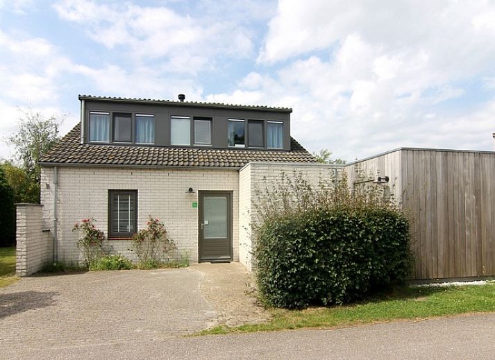 Das Ferienhaus F 767 in De Cocksdorp, Texel, bietet eine reizvolle Aussenansicht des Ferienhauses in idealer Lage auf den Watteninseln.