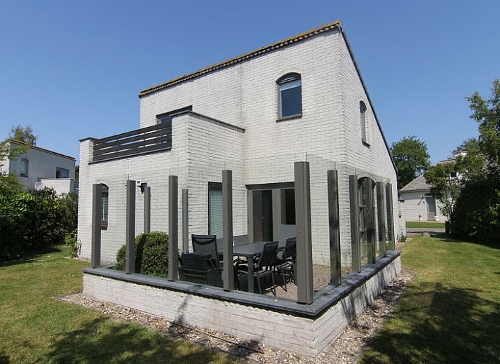 Das Ferienhaus F 767 in De Cocksdorp, Texel, bietet eine reizvolle Aussenansicht des Ferienhauses in idealer Lage auf den Watteninseln.