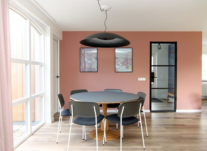 Das Ferienhaus F 767 in De Cocksdorp, Texel, bietet eine reizvolle Aussenansicht des Ferienhauses in idealer Lage auf den Watteninseln.