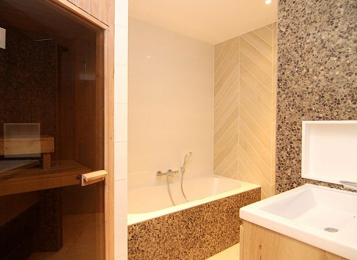 Das Ferienhaus F 767 in De Cocksdorp, Texel, bietet einen grosszuegigen Aussenbereich mit Terrasse zur Entspannung auf den Watteninseln.