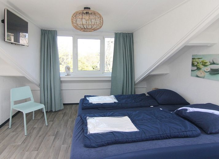 Geniet van het zonnige terras bij Vakantiehuis A 143 in De Cocksdorp, Texel, met comfortabele zitplaatsen voor een ontspannen verblijf.