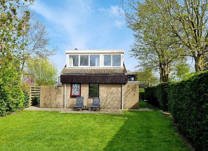 Vakantiehuis B 387 in De Cocksdorp, Texel, biedt een charmant verblijf met een zonnig terras en omringende natuur op de Waddeneilanden.