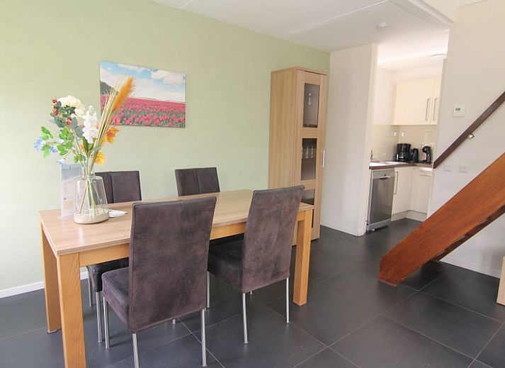 Vakantiehuis B 387 in De Cocksdorp, Texel, biedt een charmante buitenruimte met terras en groene omgeving op de Waddeneilanden.