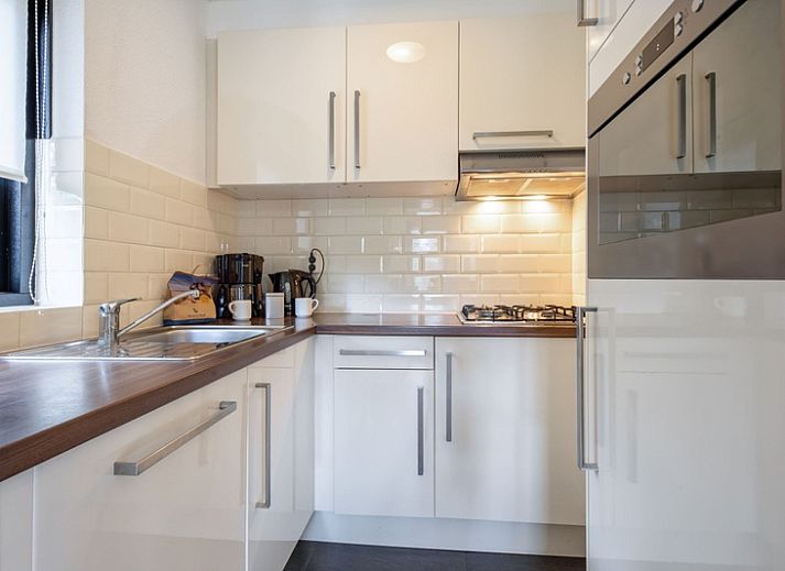 Vakantiehuis B 387 in De Cocksdorp, Texel, biedt een charmante buitenruimte met terras en groene omgeving op de Waddeneilanden.