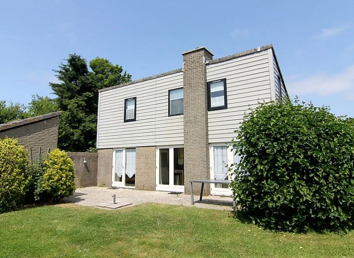 Vakantiehuis C 321 in De Cocksdorp, Texel omgeven door groene natuur en zonnige tuinpaden, ideaal voor een ontspannen verblijf op de Waddeneilanden.