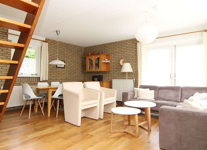 Vakantiehuis C 321 in De Cocksdorp, Texel omgeven door groene natuur en zonnige tuinpaden, ideaal voor een ontspannen verblijf op de Waddeneilanden.