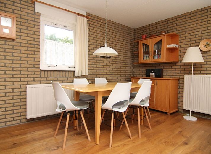 Vakantiehuis C 321 in De Cocksdorp, Texel omringd door groene natuur en een uitnodigend pad naar de ingang van deze comfortabele vakantiewoning.