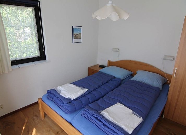 Vakantiehuis C 321 in De Cocksdorp, Texel omringd door groene natuur en een uitnodigend pad naar de ingang van deze comfortabele vakantiewoning.