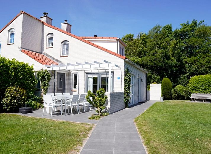 Vakantiehuis D 770 in De Cocksdorp, Texel biedt een charmant terras met tuinmeubilair, omgeven door groene natuur en rust.
