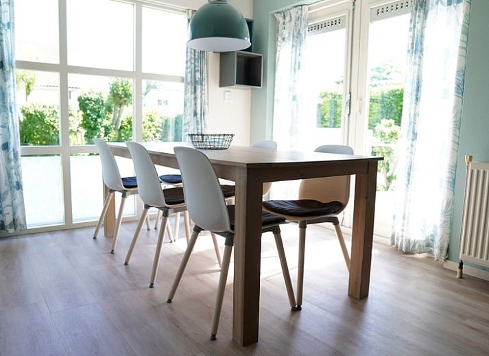 Vakantiehuis D 770 in De Cocksdorp, Texel biedt een charmant terras met tuinmeubilair, omgeven door groene natuur en rust.