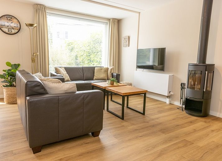 Vakantiehuis D 427 in De Cocksdorp, Texel, biedt een charmante buitenkant en een uitnodigende veranda voor een ontspannen verblijf op de Waddeneilanden.