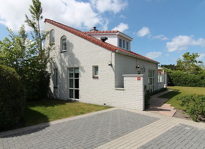 Vakantiehuis D 415 in De Cocksdorp, Texel, met zonnige tuin en moderne architectuur, ideaal voor een ontspannen verblijf op de Waddeneilanden.