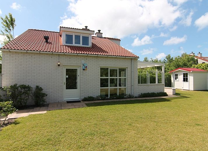 Vakantiehuis D 415 in De Cocksdorp, Texel, met zonnige tuin en moderne architectuur, ideaal voor een ontspannen verblijf op de Waddeneilanden.
